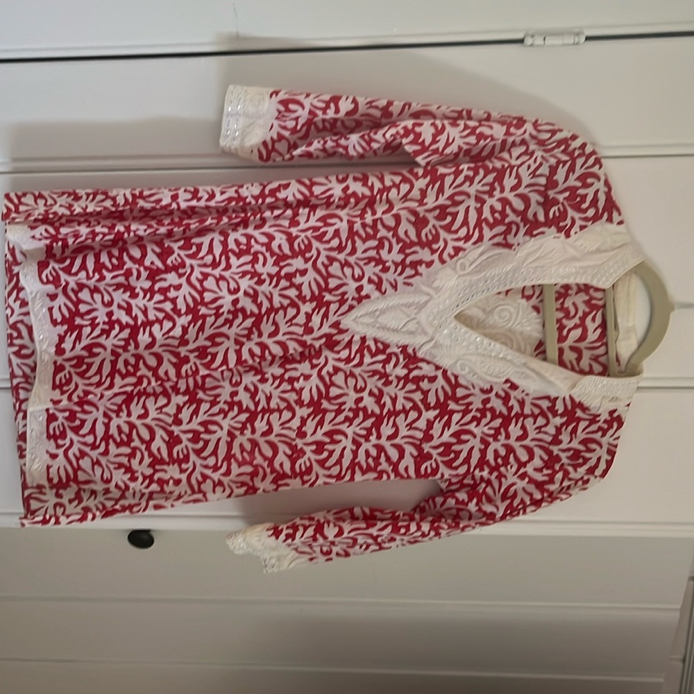 Beautiful red and white Sulu tunic.